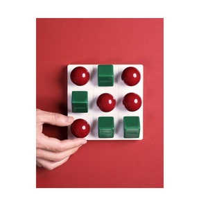 Vente en gros Ensemble festif de jeu Tic Tac Toe en résine rouge et verte Commande en gros Cadeau promotionnel pour les vacances et centre de table Jeu Tic Tac Toe - Product Image 1