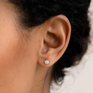 Boucles d'oreilles élégantes en forme de fleur Moissanite à coupe ronde avec design complexe Push Back Studs - Product Image 3