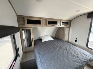Caravane d'occasion 2022 F-o-r-e-s-t R-i-v-e-r A-l-p-h-a W-o-l-f 23DBH-L à vendre - Product Image 2