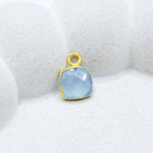 Charme en pierre précieuse carrée en chalcédoine aquatique 8x8mm facetté plaqué or pour l'artisanat et les bijoux - Product Image 1