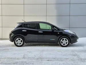 Nissan Leaf I 2011 (ZE/0/AZE0) con Batería de Litio, Asientos de Cuero, Neumáticos R18, 6 Asientos, Techo Panorámico - Product Image 5