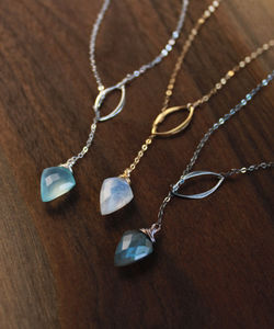 Collar de Calcedonia con cadena envuelta de alambre de piedras preciosas, colgante hecho a mano chapado en oro y plata oho - Product Image 6