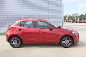 2024 Red Little Usado T3o Hatchback LE 4 puertas Volante a la izquierda Asientos de cuero Cámara trasera - Product Image 2