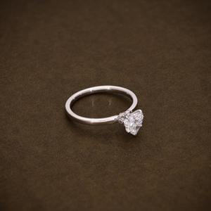 Bague de fiançailles en diamant de laboratoire taille cœur 1,01 CTW F VVS2 Diamants certifiés IGI Bague solitaire avec diamants halo secrets - Product Image 5