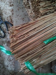 PALO DE ESCOBA DE COCO PREMIUM/DURABILIDAD ARTESANAL/HECHO EN VIETNAM - Product Image 3