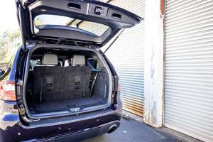 Durango SRT Hellcat 2021 con Motor V8 Supercargado de 710 hp, Pintura Violeta, Paquete Negro - Product Image 5