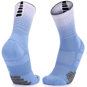 Venta al por mayor Cómodos calcetines deportivos antifricción media pantorrilla que absorbe el sudor Terry calcetines de baloncesto antideslizante abrasión Crew Print - Product Image 4