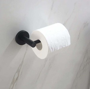Soporte moderno de papel higiénico de metal negro fijado en una pared. El diseño es minimalista con una varilla recta para sujetar el rollo de papel higiénico. - Product Image 1