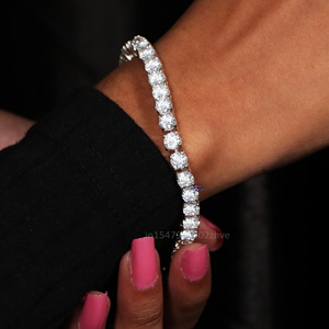Disfrute del lujo con esta espléndida pulsera de tenis con diamantes cultivados en oro blanco de 14kt con claridad VVS - Product Image 3
