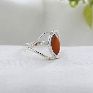 Anillo de plata de ley 925 maciza, joyería fina hecha a mano, con engaste clásico de piedra lunar. - Product Image 3