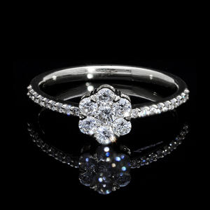 Elegante anillo de flor de racimo de diamantes naturales de oro de 14 quilates con piedras de corte redondo brillante y diseño delicado - Product Image 1