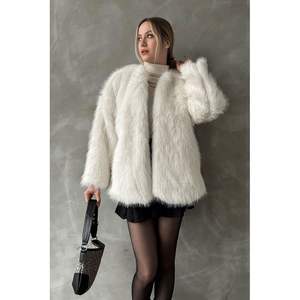 Manteaux en fausse fourrure crème pour femmes Topshow, vente en gros - Product Image 5