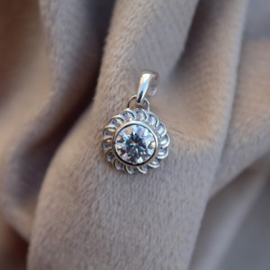 จี้เพชรโมอิสทรงกลมแบบเดี่ยวพร้อมจี้925และจี้เงินแท้สำหรับเป็นของขวัญและของประดับ - Product Image 2