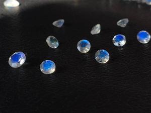 Pierres précieuses en vrac à facettes en pierre de lune arc-en-ciel blanc naturel de 6mm pour la fabrication de bijoux au prix de gros - Product Image 2