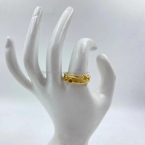 Anillo llamativo de Latón chapado en oro de lujo Estilo grueso audaz para looks modernos - Product Image 1