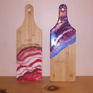 Tabla de cortar de resina con capas de resina de océano brillante a través de una pieza hecha a mano con base de madera ideal para servir y rebanar alimentos - Product Image 3