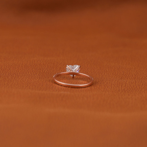 Pave Setting Anillo de compromiso con corte en forma de corazón Diseño elegante Anillo clásico de lujo con diamante creado en laboratorio en oro rosa de 10KT - Product Image 3