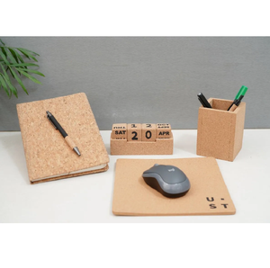 Panier cadeau en liège écologique unique pour diverses occasions combinant la praticité la durabilité du porte-passeport en liège - Product Image 5