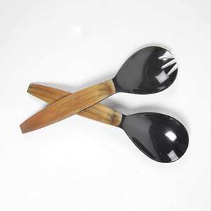 Vibrante juego de cubiertos con diseño de arcoíris que ofrece tonos modernos y reflectantes que añaden estilo y durabilidad a las comidas diarias y ocasiones festivas. - Product Image 4