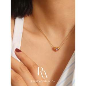 Collana con Ciondolo Vintage Trendy a Cuore Rosa in Zirconia, Placcata in Rodio e Oro, con Catena a Maglie e Diamante e Perla, Idea Regalo - Product Image 2