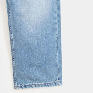 Jeans en denim bleu pour hommes, coupe droite, logos personnalisés, effet usé, grandes tailles, style hip-hop gothique, haute qualité, prix de gros abordables - Product Image 3
