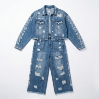 Veste en jean déchiré écologique à col carré pour femme, coupe courte, et jean large à jambe courte – Mode urbaine streetwear haut de gamme