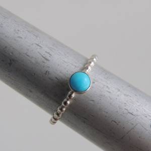 Bague en argent sterling 5mm Turquoise d'Arizona naturelle Solitaire de pierres précieuses avec lunette pour mariages ou fêtes - Product Image 5