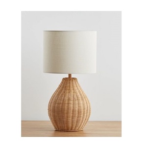 Lampe de bureau en rotin tressé de style farmhouse, faite à la main et personnalisée, avec lumière LED blanc chaud, décorative et fonctionnelle - Product Image 1
