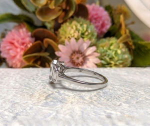 Bague de fiançailles et de mariage en diamant de laboratoire taille émeraude 1,95 carat, certifiée IGI, or blanc 18 carats, luxe cinq pierres pour femme - Product Image 3