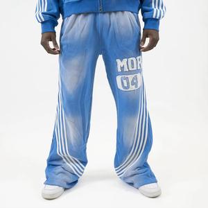 Conjunto Deportivo de Sudadera con Capucha y Cierre y Pantalones Deportivos para Hombre con Logotipo Personalizado, Bordado Desgastado, Rayas Laterales, Corte Ancho (Boxy Fit) y Holgado (Baggy Fit) - Product Image 4