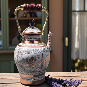 Bouilloire en cuivre finement gravée avec laque blanche, design élégant, manche en bois, disponible au prix de gros. - Product Image 1