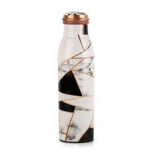 Bouteille d'eau classique en cuivre émaillé blanc avec logo personnalisé pour les bienfaits ayurvédiques, étanche, écologique et au design durable - Product Image 4