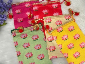 กระเป๋าหูรูดผ้าไหมบัวสำหรับงานแต่งงานตามเทศกาลงานเลี้ยง mehendi haldi ปีใหม่จีนสำหรับการสำเร็จการศึกษาหลังโรงเรียน - Product Image 5