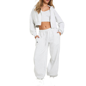 Ensemble deux pièces en molleton de coton pour femmes avec sweat à capuche zippé court et pantalon de survêtement ample pour la vente en gros de vêtements de rue - Product Image 3
