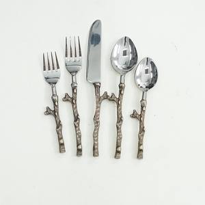 Principal fournisseur de couverts de 5 pièces en acier inoxydable avec poignée en laiton durable de conception royale largement vendue pour usage domestique - Product Image 1