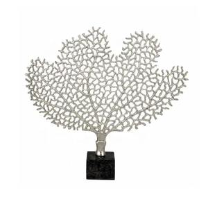 Bel objet de table sculpturale en arbre fini or Accent de luxe unique pour les intérieurs modernes Pièce maîtresse des espaces de bureau - Product Image 4