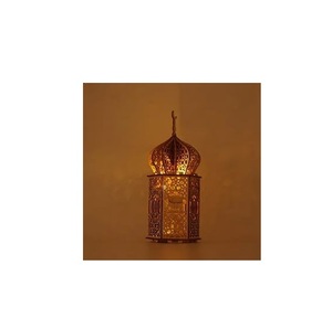 Elegante FAROL DE METAL decorativo Ramadan Kareem con acabado dorado, perfecto para ceremonias religiosas e iluminación nocturna sagrada - Product Image 6