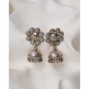 Pendientes de plata de ley 925 Swadeshi Pitara con diseño floral tipo Jhumka Chandelier para bodas de mujer - Product Image 1
