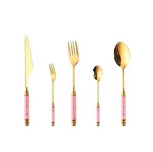 Ensemble de couverts en laiton massif de conception tendance ensemble de couverts de table de mariage de qualité supérieure avec poignée en résine très décoratif - Product Image 6