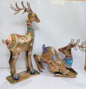 Ensemble de 2 cerfs assis en fer peint, prêt à l'exportation, pour une utilisation extérieure, une identité domestique et un style, avec un attrait décoratif artisanal ethnique - Product Image 1