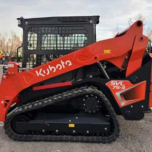 Chargeuse compacte Kubota SVL 95/75-2 de 74 CV avec godet HD de 68 pouces et lame de coupe à boulons, disponible à la vente - Product Image 4