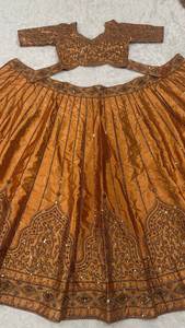 Achetez maintenant : Ensemble Lehenga Choli de créateur en tissu de soie pure avec broderie au fil, spécial Haldi pour mariée, avec Dupatta, Cancan et attache en toile - Product Image 4