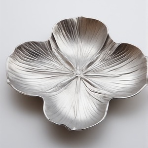 Serveur de fruits secs en aluminium fabriqué à la main avec trois bols en forme de feuille joints en finition dorée conçus pour des intérieurs élégants. - Product Image 1