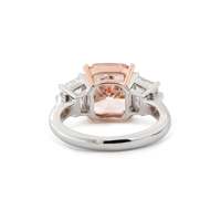 Anillo de Tres Piedras con Diamante Cultivado en Laboratorio de Color Rosa Intenso de 3.00CT, Corte Cojín, Certificado IGI, en Oro Blanco y Rosa de 14K para Mujer