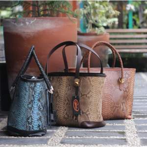 Bolso de mano de cuero con diseño de pitón exótico de lujo para mujer, bolso de diseñador hecho a mano con asa trenzada y forro interior Premium - Product Image 1