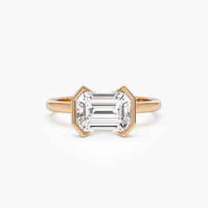 Bague en or 14K avec diamant de laboratoire taille émeraude demi-sertie à l'est-ouest, 2.00 carats au total, couleur E-F, clarté VS, certifiée IGI - Product Image 3