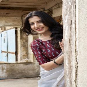 Sari de Algodón Suave para Mujer con Borde Tejido con Hilo Zari, Borde con Abertura, Borlas en el Pallu, en Existencia - Product Image 1