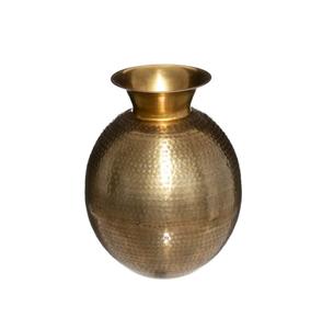 Les vases à fleurs en fer et métal de style vintage les plus vendus avec des motifs floraux élégants pour une décoration intérieure unique et sophistiquée - Product Image 4