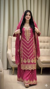 Salwar Kameez de lujo con bordado de cuello redondo, muy iluminado y de gran belleza, ideal para fiestas y ceremonias de compromiso. - Product Image 4