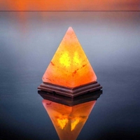 Himalaya-Salzlampe in Pyramidenform Polierte Kristallfelsen-Tischleuchte mit Holzsockel zur Heimdekoration